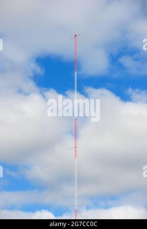 Tour météorologique et ciel nuageux. Banque D'Images