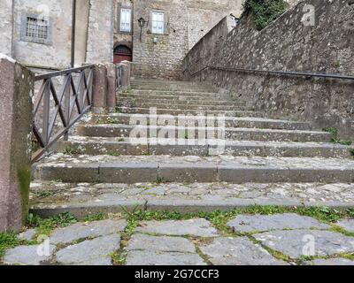 Vue de dessous photo d'un grand escalier en pierre entre les rues d'une petite ville. Banque D'Images