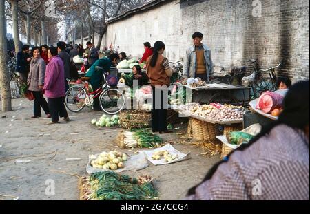 Kunden und Verkäufer auf einem Lebensmittelmarkt in der Stadt Xian, Chine 1998. Clients et vendeurs sur un marché dans la ville de Xian, Chine 1998. Banque D'Images