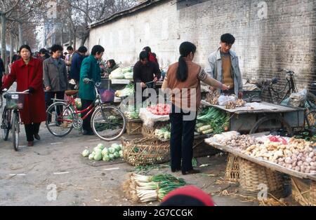 Kunden und Verkäufer auf einem Lebensmittelmarkt in der Stadt Xian, Chine 1998. Clients et vendeurs sur un marché dans la ville de Xian, Chine 1998. Banque D'Images