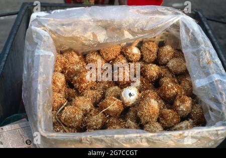 Frittierte Eier auf einem Lebensmittelmarkt in der Stadt Xian, Chine 1998. Oeufs de Freid à un marché dans la ville de Xian, Chine 1998. Banque D'Images