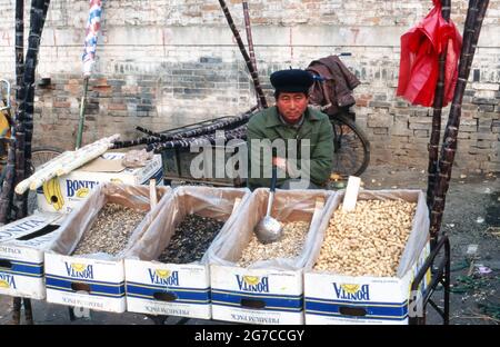 Erdnussverkäufer auf einem Lebensmittelmarkt in der Stadt Xian, Chine 1998. Fournisseur d'arachides sur un marché de la ville de Xian, Chine 1998. Banque D'Images