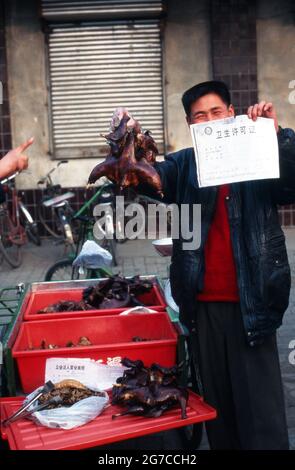 Geflügelverkäufer auf einem Lebensmittelmarkt in der Stadt Xian, Chine 1998. Vendeur de volaille sur un marché de la ville de Xian, Chine 1998. Banque D'Images