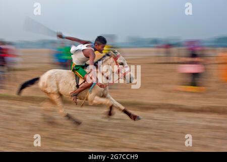 La course hippique Ghora Dabor, est un événement sportif traditionnel qui se tient sur route de boue ou en plein champ, juste après la récolte en hiver. Banque D'Images