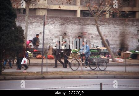 Kunden und Verkäufer auf einem Lebensmittelmarkt in der Stadt Xian, Chine 1998. Clients et vendeurs sur un marché dans la ville de Xian, Chine 1998. Banque D'Images