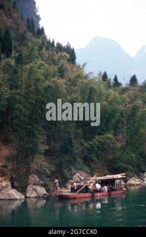 Schiff am Ufer vom Li Jiang Fluss nahe der Stadt Guilin, Chine 1998. Navire sur la rive de la rivière Li Jiang près de la ville de Guilin, Chine 1998. Banque D'Images