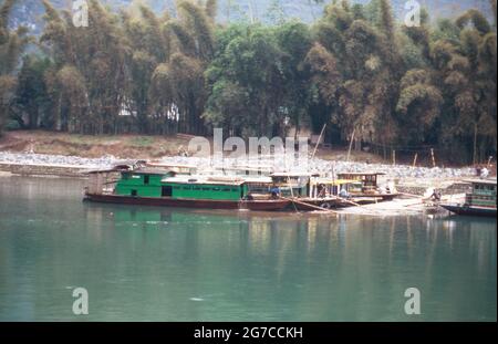 Schiffe am Ufer vom Li Jiang Fluss nahe der Stadt Guilin, Chine 1998. Navires sur la rive de la rivière Li Jiang près de la ville de Guilin, Chine 1998. Banque D'Images