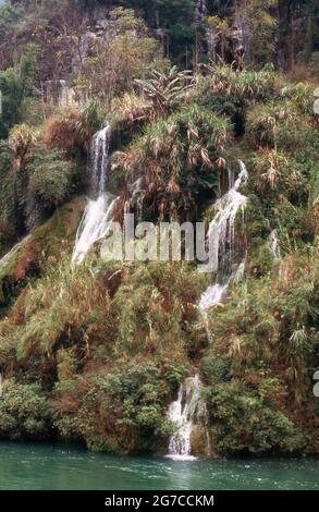 Wasserfall in den Li Jiang Fluss nahe der Stadt Guilin, Chine 1998. Cascade dans la rivière Li Jiang près de la ville de Guilin, Chine 1998. Banque D'Images