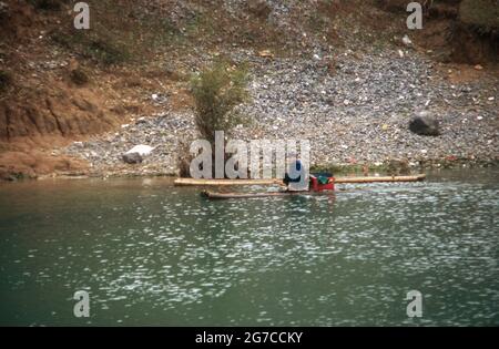 Mann auf einem Floß am Ufer vom Li Jiang Fluss nahe der Stadt Guilin, Chine 1998. Homme sur un flotteur sur la rivière Li Jiang près de la ville de Guilin, Chine 1998. Banque D'Images