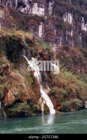 Wasserfall in den Li Jiang Fluss nahe der Stadt Guilin, Chine 1998. Cascade dans la rivière Li Jiang près de la ville de Guilin, Chine 1998. Banque D'Images