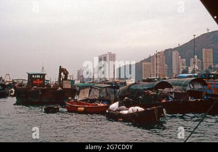 Schiffe im Hafen von Hongkong, Chine 1998. Navires au port de Hong Kong, Chine 1998. Banque D'Images