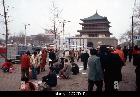 Markttag vor dem Glockenturm Zhong Lou in der Stadt Xian, Chine 1998. Marché près du clocher de Zhong Lou à la ville de Xian, Chine 1998. Banque D'Images