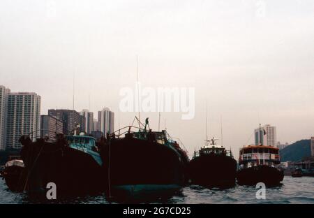 Schiffe im Hafen von Hongkong, Chine 1998. Navires au port de Hong Kong, Chine 1998. Banque D'Images