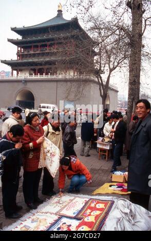 Markttag vor dem Glockenturm Zhong Lou in der Stadt Xian, Chine 1998. Marché près du clocher de Zhong Lou à la ville de Xian, Chine 1998. Banque D'Images