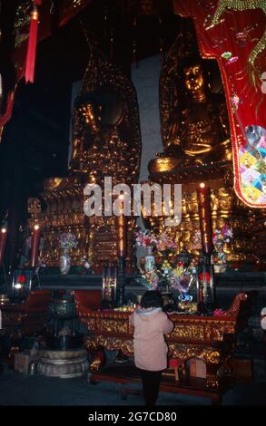 Götterfiguren und Hausgeister im Inneren eines Tempels in Shanghai, Chine 1998. Statues de dieux et de bons esprits à l'intérieur d'un temple à la ville de Shanghai, Chine 1998. Banque D'Images