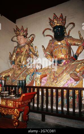 Götterfiguren und Hausgeister im Inneren eines Tempels in Shanghai, Chine 1998. Statues de dieux et de bons esprits à l'intérieur d'un temple à la ville de Shanghai, Chine 1998. Banque D'Images