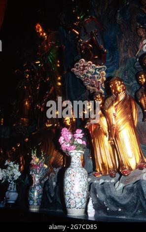 Götterfiguren und Hausgeister im Inneren eines Tempels in Shanghai, Chine 1998. Statues de dieux et de bons esprits à l'intérieur d'un temple à la ville de Shanghai, Chine 1998. Banque D'Images