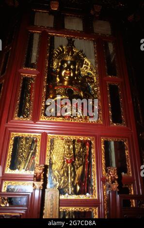 Götterfiguren und Hausgeister im Inneren eines Tempels in Shanghai, Chine 1998. Statues de dieux et de bons esprits à l'intérieur d'un temple à la ville de Shanghai, Chine 1998. Banque D'Images