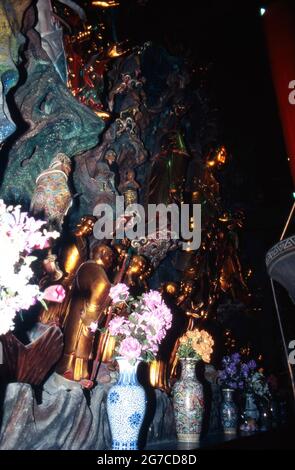 Götterfiguren und Hausgeister im Inneren eines Tempels in Shanghai, Chine 1998. Statues de dieux et de bons esprits à l'intérieur d'un temple à la ville de Shanghai, Chine 1998. Banque D'Images