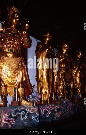 Götterfiguren und Hausgeister im Inneren eines Tempels in Shanghai, Chine 1998. Statues de dieux et de bons esprits à l'intérieur d'un temple à la ville de Shanghai, Chine 1998. Banque D'Images