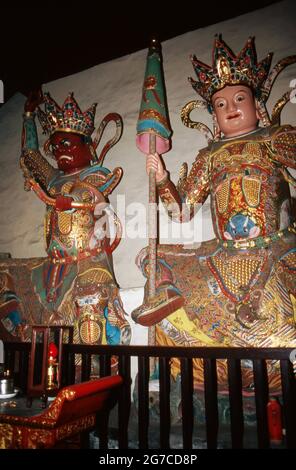 Götterfiguren und Hausgeister im Inneren eines Tempels in Shanghai, Chine 1998. Statues de dieux et de bons esprits à l'intérieur d'un temple à la ville de Shanghai, Chine 1998. Banque D'Images