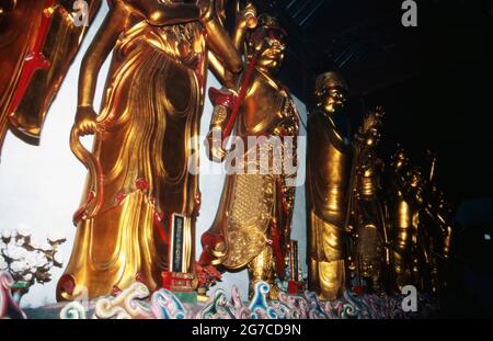 Götterfiguren und Hausgeister im Inneren eines Tempels in Shanghai, Chine 1998. Statues de dieux et de bons esprits à l'intérieur d'un temple à la ville de Shanghai, Chine 1998. Banque D'Images