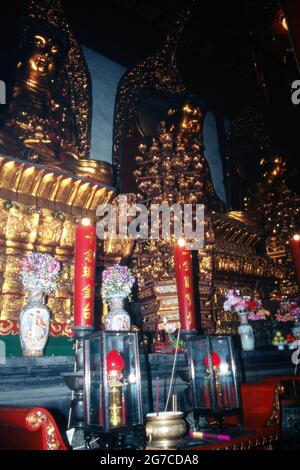 Götterfiguren und Hausgeister im Inneren eines Tempels in Shanghai, Chine 1998. Statues de dieux et de bons esprits à l'intérieur d'un temple à la ville de Shanghai, Chine 1998. Banque D'Images