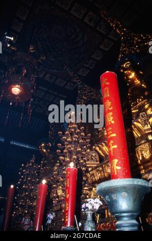 Götterfiguren und Hausgeister im Inneren eines Tempels in Shanghai, Chine 1998. Statues de dieux et de bons esprits à l'intérieur d'un temple à la ville de Shanghai, Chine 1998. Banque D'Images