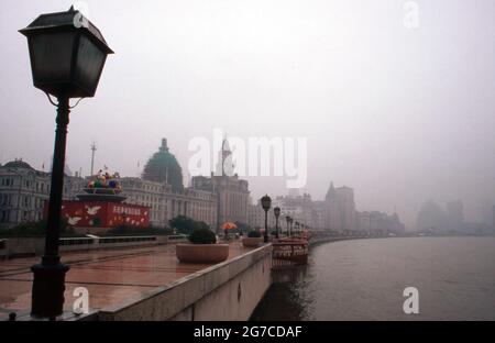 Blick auf das HSBC Building (Kuppel) und das alte Zollgebäude am Bund à Shanghai, Chine 1998. Vue sur le bâtiment HSBC et l'ancienne douane sur le Bund à Shanghai, Chine 1998. Banque D'Images