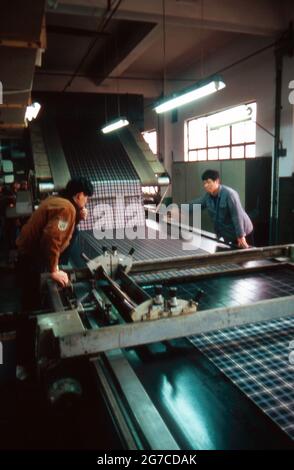 Arbeiter dans einer Tapetenfabrik à Shanghai, Chine 1998. Travailleurs d'une usine de papier peint à Shanghai, Chine 1998. Banque D'Images