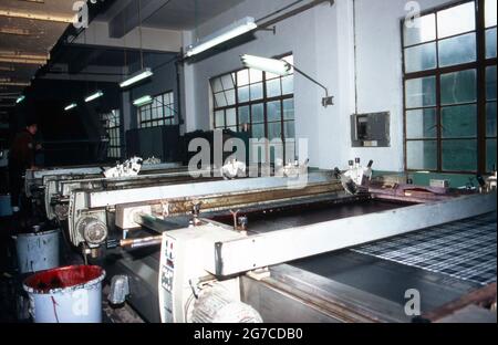 Arbeiter dans einer Tapetenfabrik à Shanghai, Chine 1998. Travailleurs d'une usine de papier peint à Shanghai, Chine 1998. Banque D'Images