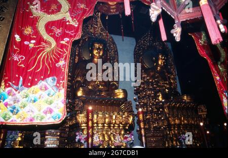 Götterfiguren und Hausgeister im Inneren eines Tempels in Shanghai, Chine 1998. Statues de dieux et de bons esprits à l'intérieur d'un temple à la ville de Shanghai, Chine 1998. Banque D'Images