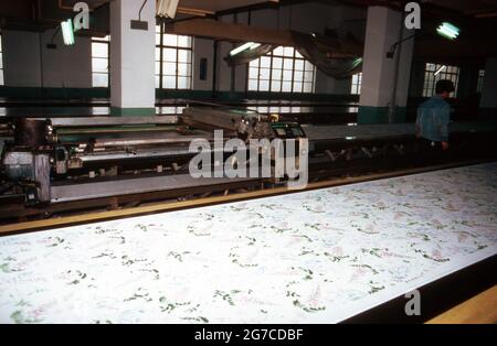 Arbeiter dans einer Tapetenfabrik à Shanghai, Chine 1998. Travailleurs d'une usine de papier peint à Shanghai, Chine 1998. Banque D'Images