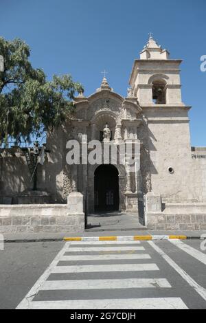 Quartier de Yanahuara croisement et église dans Arequipa Pérou St Jean Baptiste San Juan Bautista ancienne traversée de mur clocher Banque D'Images