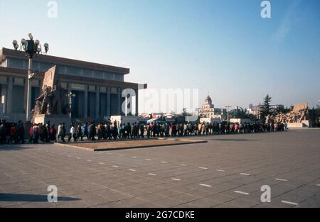 Menschenschlange vor der Gedenkhalle und Mausolée für Mao Zedong auf dem Platz des Himmlischen Friedens in Peking, Chine 1998. Personnes en file d'attente à l'entrée du mausolée de Mao Tsé Toung sur la place Tiananmen à Beijing, Chine 1998. Banque D'Images