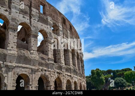 Détail du célèbre monument du Colisée italien de Rome, construit en marbre, avec un fond bleu ciel Banque D'Images