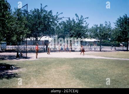 L'éducation en Amérique dans les années 1960 – à l'école primaire Annie Kellond, East Lehigh Drive, Tucson, Arizona, États-Unis en 1969. Ici, les enfants jouent au softball (baseball). Cette image provient d'une ancienne transparence couleur amateur Kodak américaine, une photographie vintage des années 1960. Banque D'Images