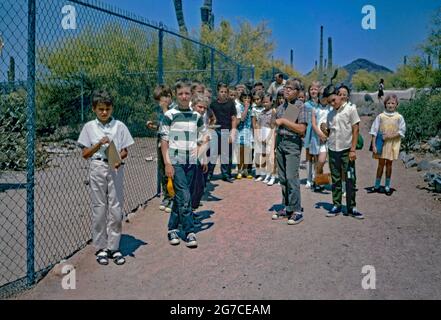 L'éducation en Amérique dans les années 1960 – à l'école primaire Annie Kellond, East Lehigh Drive, Tucson, Arizona, États-Unis en 1969. Ici, les étudiants font une excursion d'une journée au musée du désert Arizona-Sonora, à l'ouest de Tucson. Le musée propose des sentiers de randonnée qui traversent 21 hectares (8.5 ha) de paysage désertique. Certains enfants ont des blocs pour prendre des notes ou dessiner dessus. Cette image provient d'une ancienne transparence couleur amateur Kodak américaine, une photographie vintage des années 1960. Banque D'Images