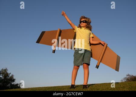 Super-héros pour enfants avec jetpack. Garçon pilote contre un ciel bleu. Jeu de pilote enfant le jour d'été. Concept de réussite, de leader et de gagnant. Imagination et liberté. Banque D'Images