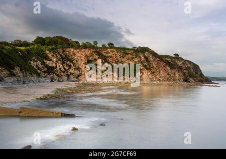 Vue sur la plage de la ville portuaire de Charlestown, Cornwall, en été Banque D'Images