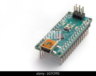 Galati, Roumanie - 12 juillet 2021 : carte Arduino Nano originale pour la mise en œuvre de projets électroniques et robotiques. Isolé sur fond blanc Banque D'Images