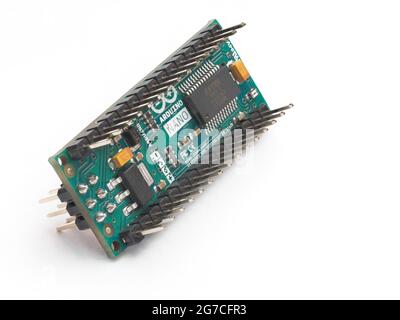 Galati, Roumanie - 12 juillet 2021 : carte Arduino Nano originale pour la mise en œuvre de projets électroniques et robotiques. Isolé sur fond blanc Banque D'Images