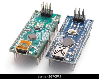 Galati, Roumanie - 12 juillet 2021 : carte Arduino Nano d'origine pour la mise en œuvre de projets électroniques et robotiques. Isolé sur Banque D'Images