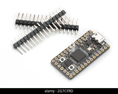 Galati, Roumanie - 12 juillet 2021 : carte Adafruit ItsyBitsy RP2040 pour la mise en œuvre de projets électroniques et robotiques. Isolé sur fond blanc Banque D'Images