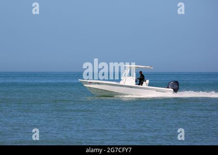 Un bateau à moteur qui s'accélère le long de la côte à Clearwater, Floride, États-Unis Banque D'Images