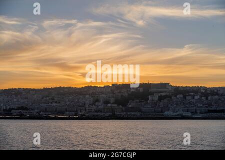 Vue sur le port d'Alger au coucher du soleil. Temps calme. Vue depuis le bateau. Banque D'Images