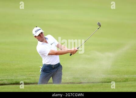 Justin Thomas, un américain, sort d'un bunker le 7 au cours de la journée d'entraînement au Royal St George's Golf Club à Sandwich, dans le Kent. Date de la photo: Mardi 13 juillet 2021. Banque D'Images