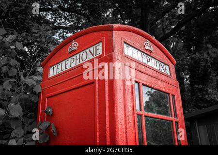 Ancien téléphone britannique traditionnel rouge, couleur sélective Banque D'Images