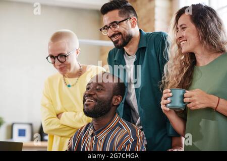 Groupe de gens d'affaires qui ont réussi à sourire et à rire tout en travaillant ensemble en équipe Banque D'Images