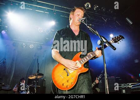 Queens of the stoneage QOTSA se présentant au Mean Fiddler 2 25 juin 2002, London Astoria Theatre, Londres, Angleterre, Royaume-Uni. Banque D'Images